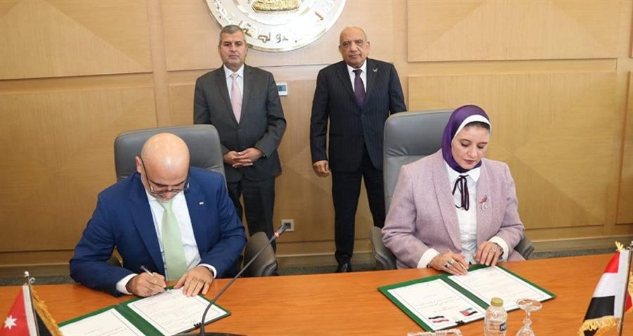 مصر تعزز موقعها كمركز إقليمي للطاقة بتوقيع عقد تبادل كهرباء مع الأردن